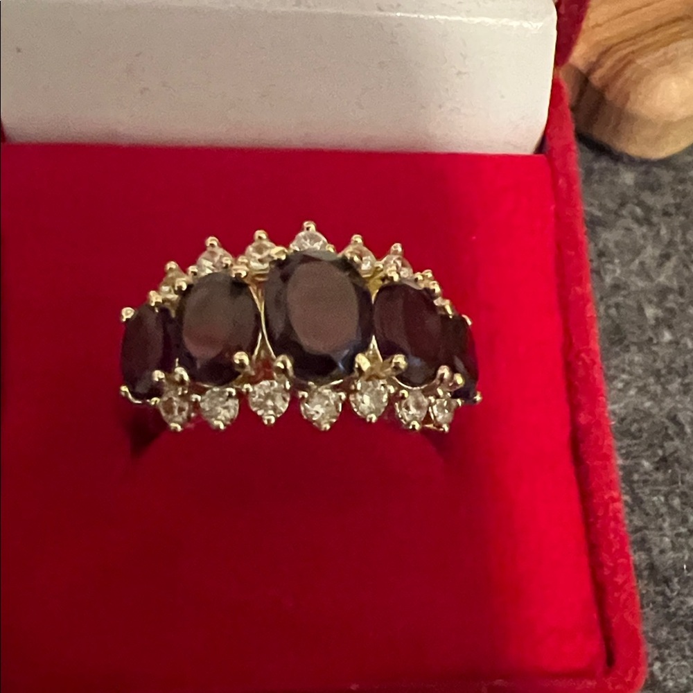 Elegant Gold Ring with Ruby and Diamond Details